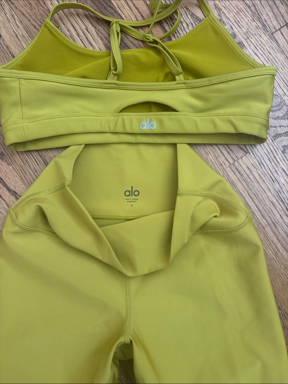 ALO Yoga Matching Set - Lime - Picture 2 of 3